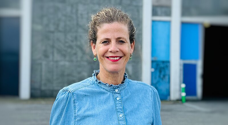 Alexandra Adler vor der Großmarkthalle