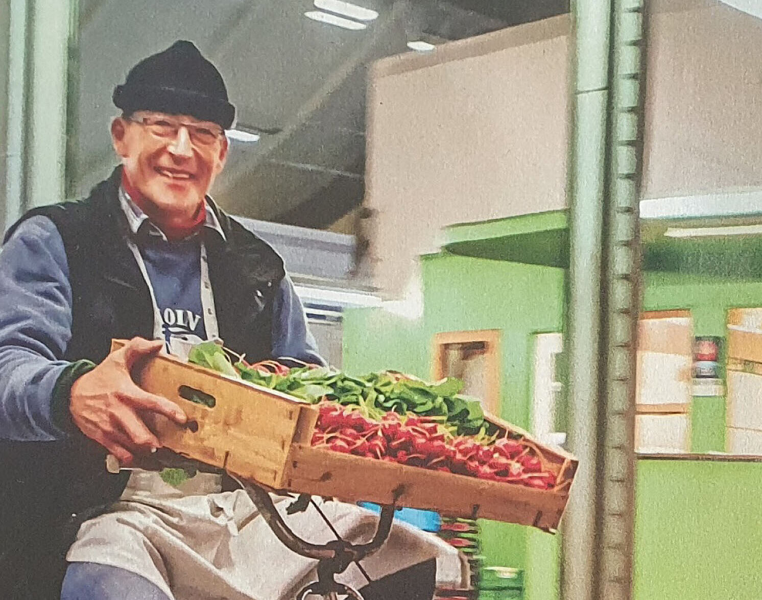 Ein Großhändler mit einer Kiste Radieschen